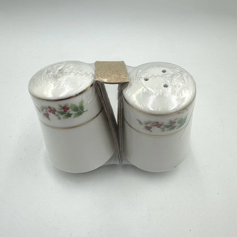 Gibson Design Holly Berry Salt Pepper Shaker Ceramic Gold Trim Christmas Vtg NOS